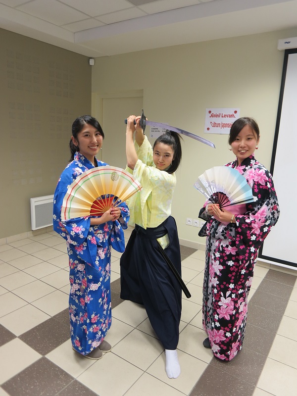 Découverte du Japon - Etudiantes Japonaises en kimono