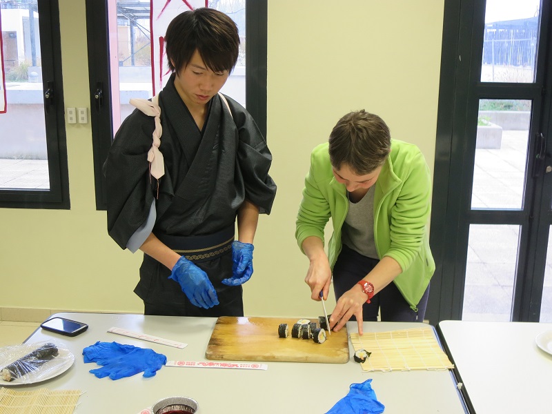 atelier sushis - Couper le makizushi